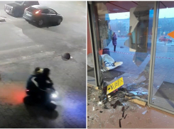 Варвары на квадроцикле протаранили торговый центр в Волгограде: видео