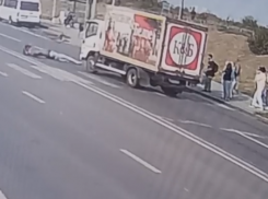 Грузовик «Красное и белое» сбил парня с девушкой в центре Волгограда: видео