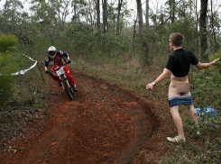 Молодой эксгибиционист в шортах промышляет на улицах Волжского