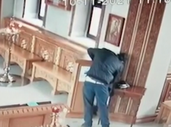 На видео попала кража в церкви в Волжском