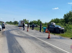 Один погиб, трое в больнице: жуткие кадры с места ДТП на волгоградской трассе 