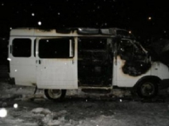 В Волгограде на бульваре Энгельса сожгли маршрутное такси