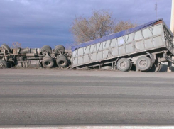 Под Волгоградом перевернулся КАМАЗ: пострадал 26-летний водитель