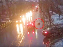 На видео попала водитель Lada Granta, сбившая 17-летнюю школьницу и скрывшаяся с места ДТП в Волжском