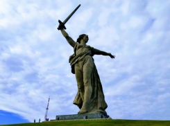 Во мглу погрузится Мамаев курган вечером в Волгограде 