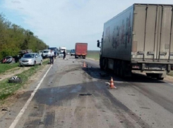 В тройном ДТП под Волгоградом погибла женщина и пострадали 5 человек, включая двоих детей