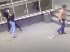 Опубликовано видео разбоя с пистолетом у магазина «Пятерочка» в Волгограде