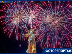 Ради салюта 9 мая на Мамаевом кургане десятки тысяч приехали со всей России