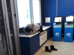 Волгоградцы обсуждают воспитанного бомжа, уснувшего в банке