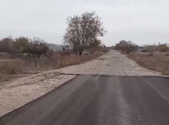  «Деньги кончились, дорога тоже»: причину похвальбы чиновников снял на видео разъяренный волгоградский хуторянин