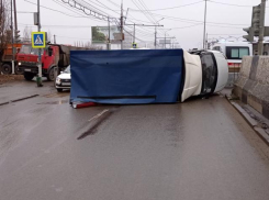 В Волгограде у ТЦ «Акварель» дорогу перекрыла перевернувшаяся «Газель» 