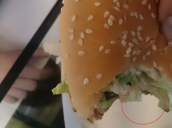 Волгоградский McDonald's продает МакФреш с волосами