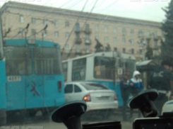 В Волгограде «Лада Приора» застряла между троллейбусами 