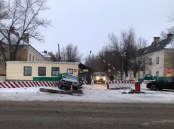 Mercedes врезался в КПП: 11-летняя школьница и двое взрослых в больнице под Волгоградом