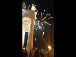 Россыпи фейерверка в День молодежи в Волгограде сняли на видео