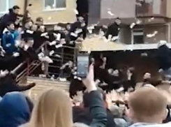 «Порицают дарителя»: волгоградский фермер о выходке блогера, разбросавшего пачки денег