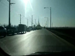 Волгоградец заснял на видео бесконечную пробку на подъезде к Волжской ГЭС