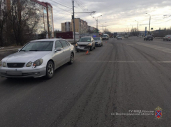 На юге Волгограда Honda протаранила припаркованный Lexus: 11-летняя девочка в больнице