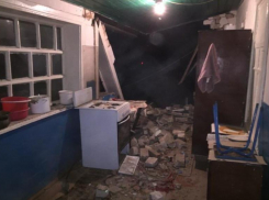 Разрушены кухня, прихожая и беседка: подробности жуткого наезда нетрезвых супругов на Chevrolet Niva на дом в Волгоградской области