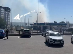 Пожар на две тысячи квадратов потушили возле «Ленты» в Волгограде 