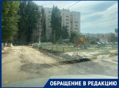 Автомобилисты забрали у детей спортплощадку и превратили двор в «жижу грязи»: волгоградцы