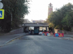 Рейсовый автобус застрял под мостом в центре Волгограда