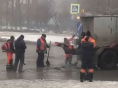 Укладывание асфальта в лужи стало «экстренной мерой» в Волгограде
