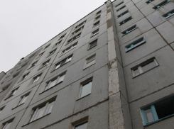 16-летний подросток выпал с 7-го этажа многоквартирного дома в Волгограде