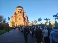 Гигантская очередь выстроилась к собору Александра Невского в Волгограде 4 октября 