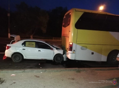 Невнимательный водитель такси «Везет» покалечил в ДТП пассажира в Волгограде
