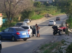 В Волгограде квадроцикл и Toyota не смогли решить, кто кого должен пропустить