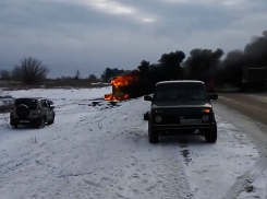 Грузовик и иномарка загорелись после столкновения на трассе под Волгоградом