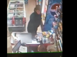 На видео в волгоградском магазине попал мошенник, которому всегда «не дают» сдачу