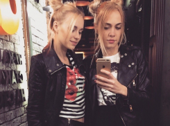  Две блондинки в Волгограде пока ждали заказ, застряли в атмосферном туалете