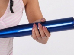 В Волжском 23-летняя девушка избила битой своего сожителя и его любовницу  