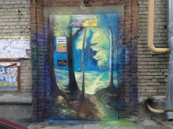 Старый подъезд в центре Волгограда стал входом в сказочный лес