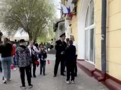 В Волгограде проверяют попавший на видео конфликт полицейского и прохожего с ребенком