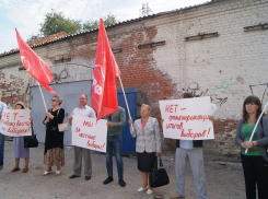 В Волгограде коммунисты пикетировали у здания облизбиркома