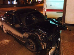 В центре Волгограда в ДТП с ВАЗ-2106 Hyundai влетел в подземный переход