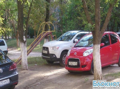 В Волгоградском дворе житель устроил авторынок