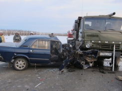 Под Волгоградом астраханец на «Волге» врезался в КамАЗ: есть пострадавшие