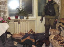 В Волжском рецидивист организовал наркопритон в квартире возлюбленной