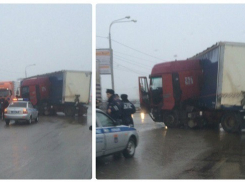 Груженая фура сложилась пополам на дороге в Волгограде