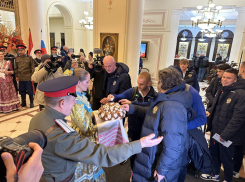 Хлебом-солью встретили в Волгограде сборную России по футболу 