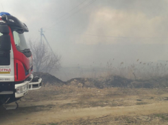 Крупный пожар тушат на Ангарском в Волгограде