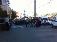 Полицейские завели дело на лихача, задавившего людей на остановке в Волгограде 