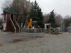 В Волгограде начали реконструкцию Комсомольского сада с укладки плитки