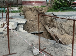 Двор на Спартановке парализовали коммунальные раскопки 