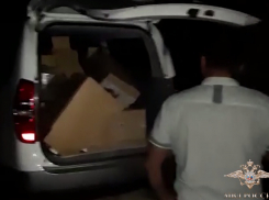 На видео сняли тайник с тысячами пачек сигарет в лесостепи Волгоградской области