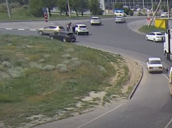 На видео попало ДТП с мотоциклистом в Волгограде